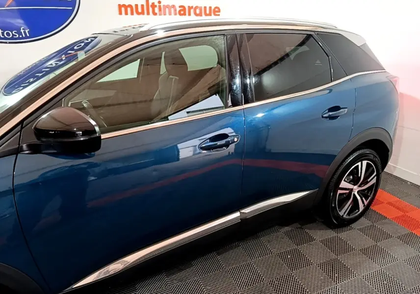 Vue latérale gauche d’un Peugeot 3008 bleu avec rétroviseur noir et jantes alliage bicolores.