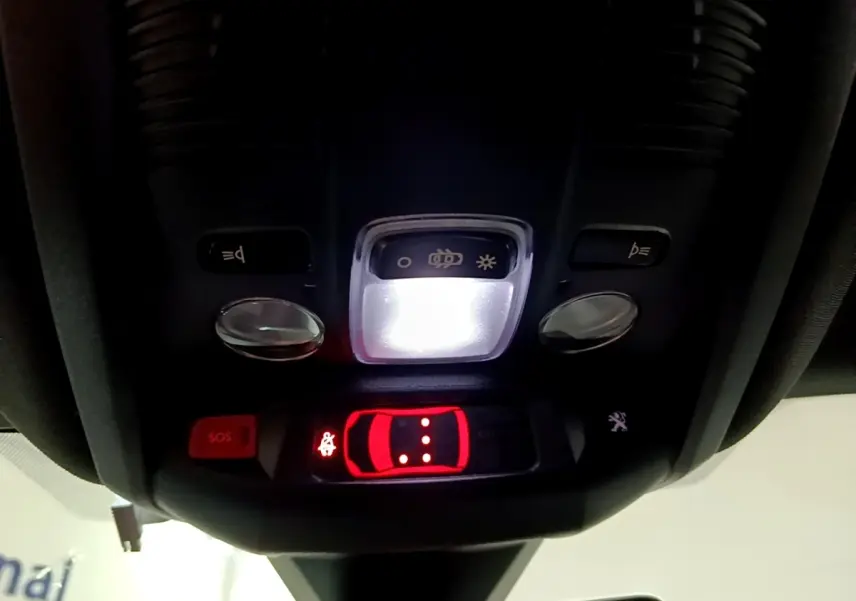 Vue en gros plan du plafonnier intérieur avec éclairage et affichage rouge des alertes du Peugeot 3008 PureTech 130 GT.