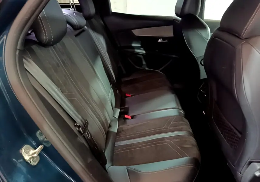 Vue intérieure côté gauche montrant la banquette arrière en cuir noir du Peugeot 3008 PureTech 130 GT bleu 2021.