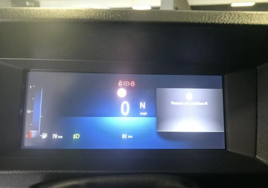 Combiné numérique 10'' HD couleur de l'Opel Vivaro 2025 affichant vitesse, autonomie et indicateurs au tableau de bord.