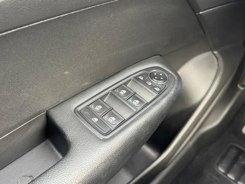 Gros plan sur les commandes des vitres électriques côté conducteur du Renault Arkana 2025, intérieur noir.