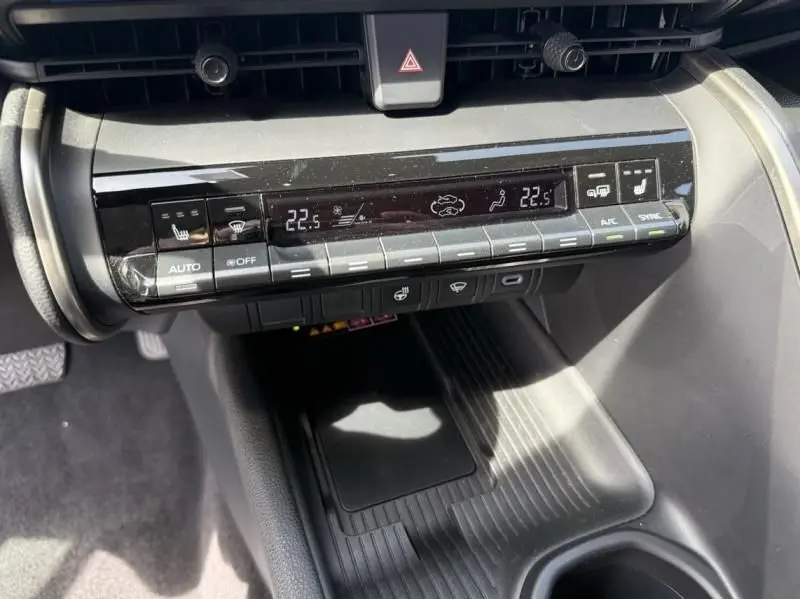 Détail du tableau de bord du Toyota C-HR Hybride 2024 montrant la console de climatisation digitale avec commandes tactiles.