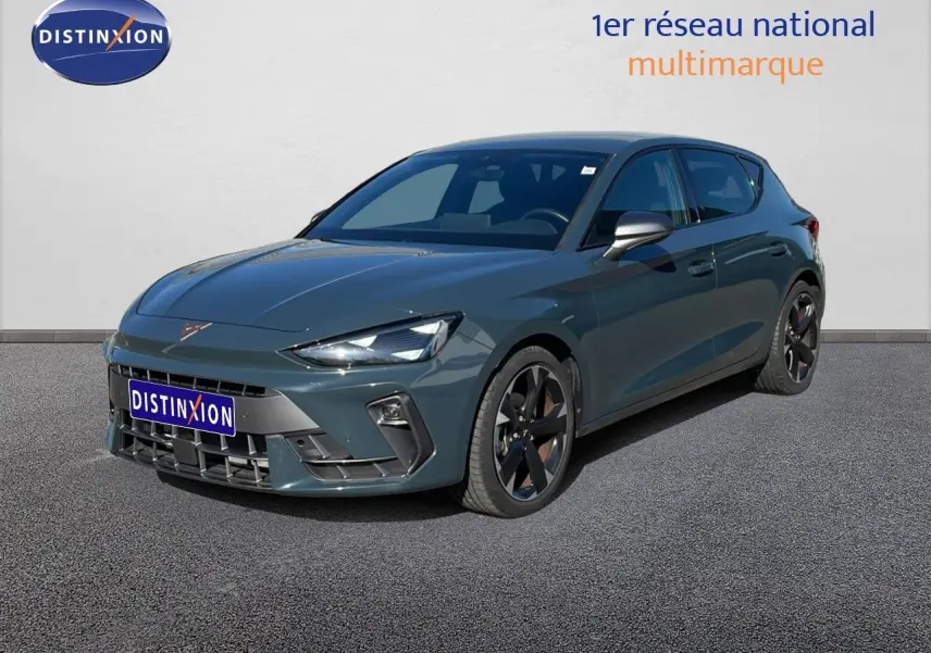 Vue 3/4 avant d'une CUPRA Leon 1.5 eTSI 150CH DSG bleu Fjord avec jantes noires et détails sportifs visibles.