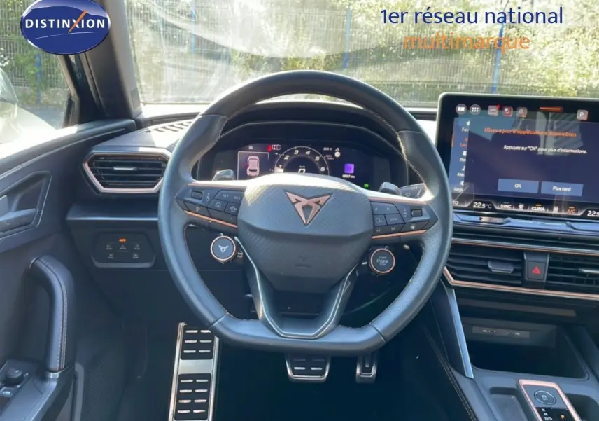 Vue intérieure centrée sur le volant cuir et le tableau de bord numérique du CUPRA Leon 1.5 eTSI 2025.