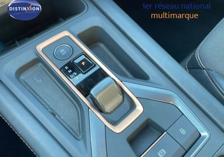 Gros plan sur la console centrale de la CUPRA Leon 1.5 eTSI 150CH DSG 2025, avec levier de vitesse et finition noire.