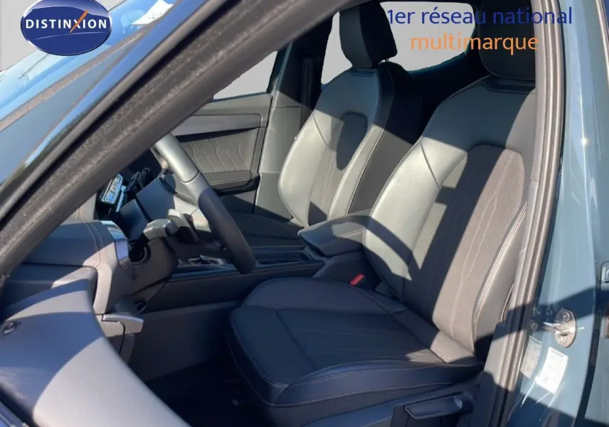 Vue intérieure côté gauche du CUPRA Leon 1.5 eTSI 150CH DSG bleu fjord, sièges avant en cuir noir et tissu.