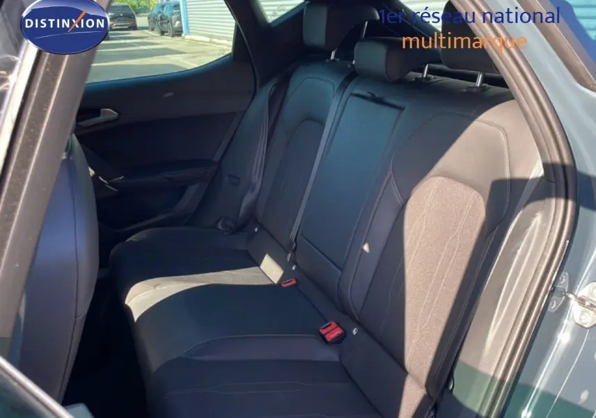 Vue intérieure des sièges arrière en tissu noir de la CUPRA Leon 1.5 eTSI 2025, porte arrière droite ouverte.