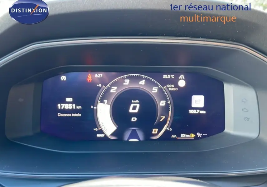 Tableau de bord numérique de la CUPRA Leon 1.5 eTSI 150CH en vue frontale, affichant la vitesse à zéro.