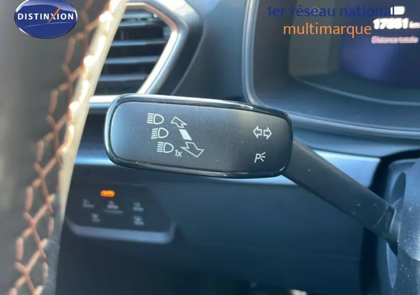 Gros plan sur la commande des clignotants à gauche du volant dans l’habitacle d’une CUPRA Leon 1.5 eTSI 150CH DSG 2025.