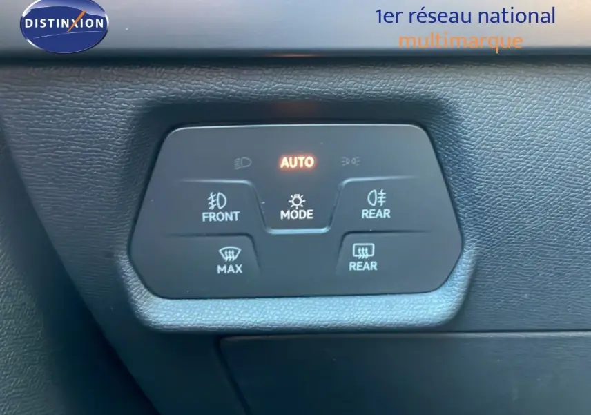 Panneau de commande des feux et désembuage intérieur noir dans une CUPRA Leon bleu Fjord vue de près.