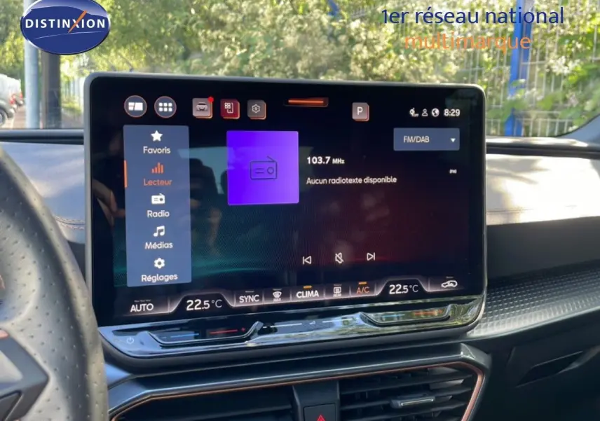 Écran tactile central affichant la radio et la climatisation dans l'habitacle d'une CUPRA Leon 2025.