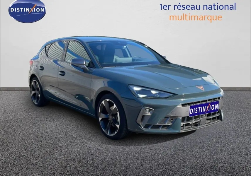 Vue 3/4 avant d'une CUPRA Leon 1.5 eTSI 150CH DSG bleu Fjord avec jantes alliage et calandre distinctive.