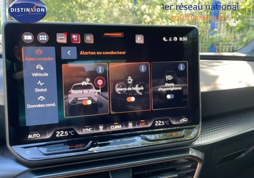 Écran tactile central de la CUPRA Leon 1.5 eTSI 150CH DSG 2025 montrant les alertes au conducteur, intérieur noir.