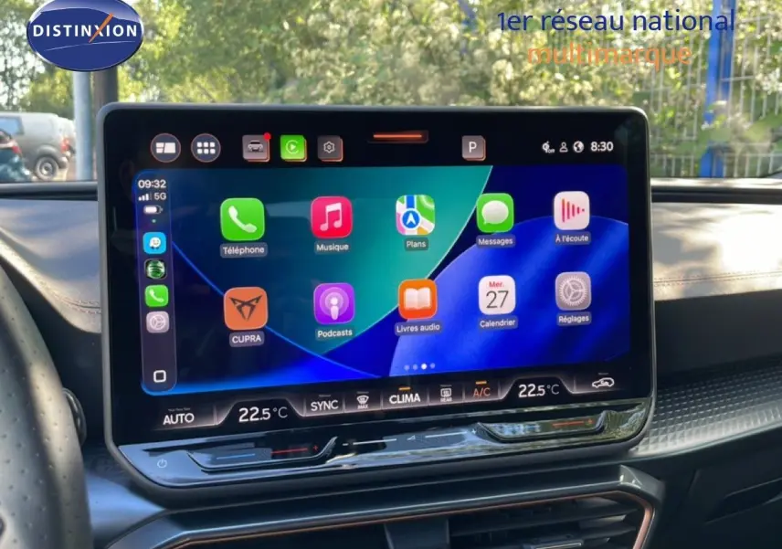 Écran tactile central de la CUPRA Leon 1.5 eTSI 2025 affichant les applications Apple CarPlay, vue intérieure avant.