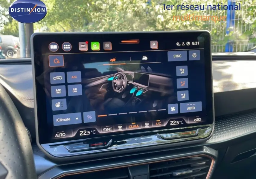Écran tactile central de la CUPRA Leon 1.5 eTSI 150CH DSG 2025 affichant les réglages de climatisation intérieure.