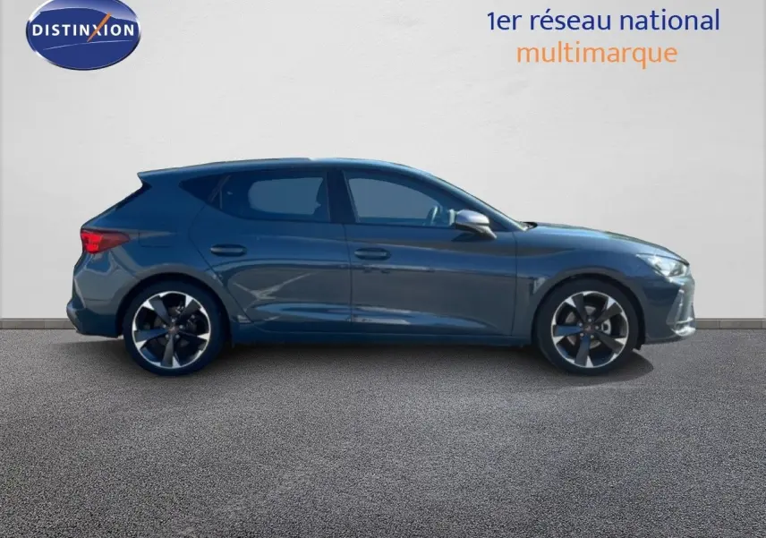 Profil latéral droit d'une CUPRA Leon 1.5 eTSI 150CH DSG en bleu Fjord avec jantes bi-ton 18 pouces.