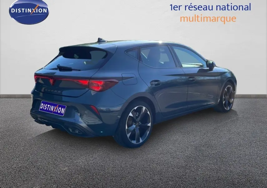 Vue 3/4 arrière droite d'une CUPRA Leon 1.5 eTSI 150CH DSG en bleu fjord avec jantes bi-ton et feux arrière LED.
