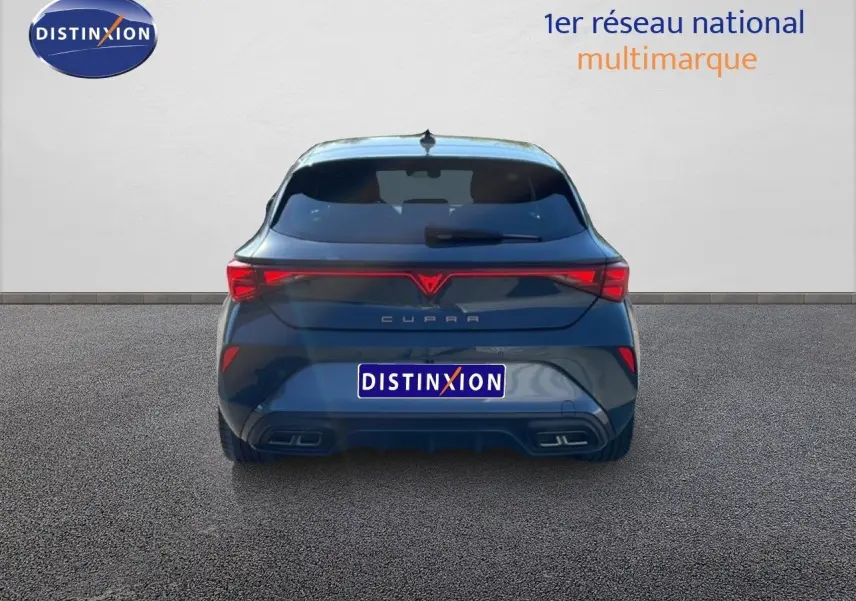 Vue arrière d'une CUPRA Leon 1.5 eTSI 150CH DSG en bleu Fjord, avec feux LED et double sortie d'échappement intégrée.