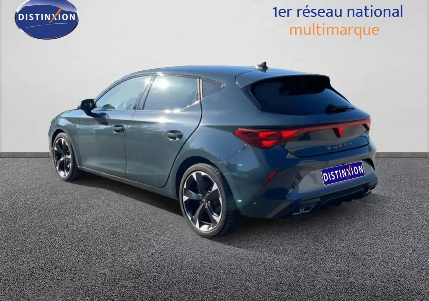 Vue 3/4 arrière droite d'une CUPRA Leon 1.5 eTSI 150CH DSG en bleu Fjord avec jantes noires bicolores.
