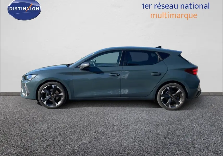 Profil latéral droit d'une CUPRA Leon 1.5 eTSI 150CH DSG en bleu Fjord avec jantes alliage bicolores.