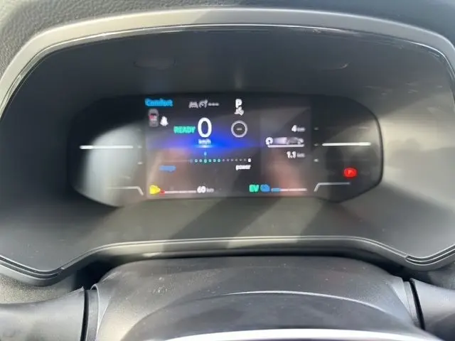 Affichage numérique du combiné d'instruments du Renault Captur gris foncé 2025, montrant la vitesse à 0 km/h et indicateurs hybrides.
