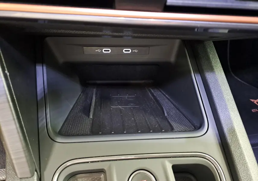 Intérieur du CUPRA Formentor 1.4 e-HYBRID 245 DSG6 VZ 2024, vue sur la console centrale avec ports USB-C et bouton start/stop.