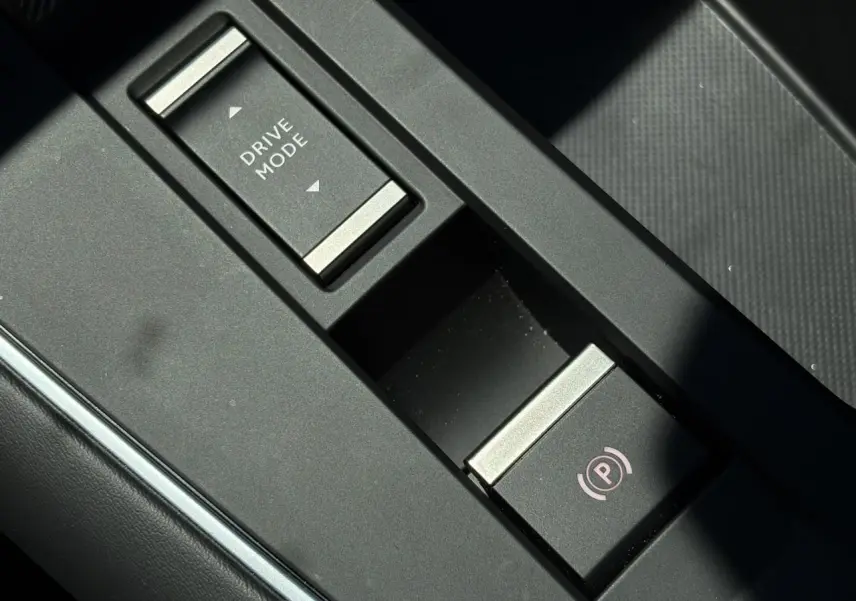 Détail de la console centrale noire du Citroën C5 Aircross Hybrid avec bouton Drive Mode et frein de stationnement électrique.