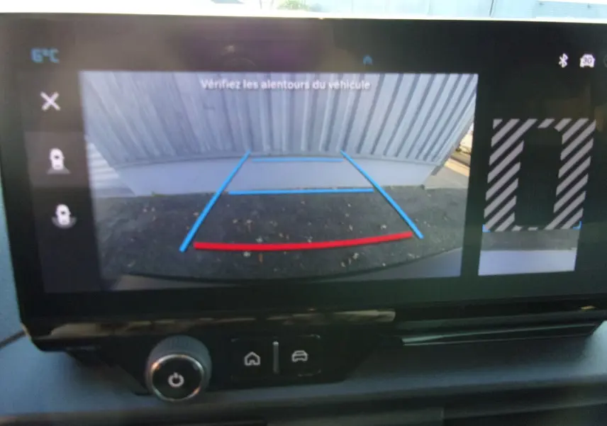 Écran central du Citroën Berlingo 2025 affichant les réglages du système avancé d'aide à la conduite (ADAS).