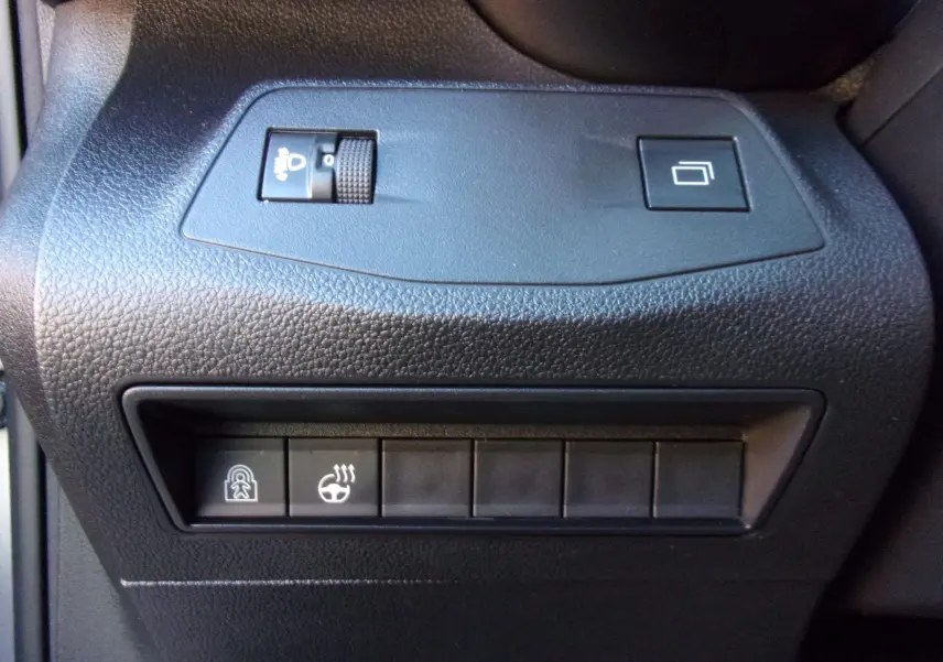 Écran tactile du tableau de bord du Citroën Berlingo 2025 affichant les aides à la conduite et la température extérieure.