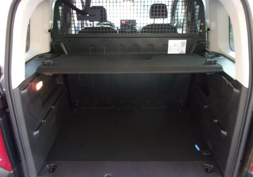 Écran tactile intérieur du Citroën Berlingo 2025 affichant les réglages d’aides à la conduite.