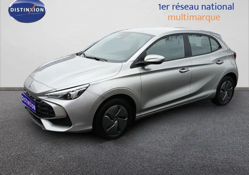MG3 Hybrid+ gris en 3/4 avant droit, mettant en valeur ses lignes modernes et ses jantes en acier avec enjoliveurs.