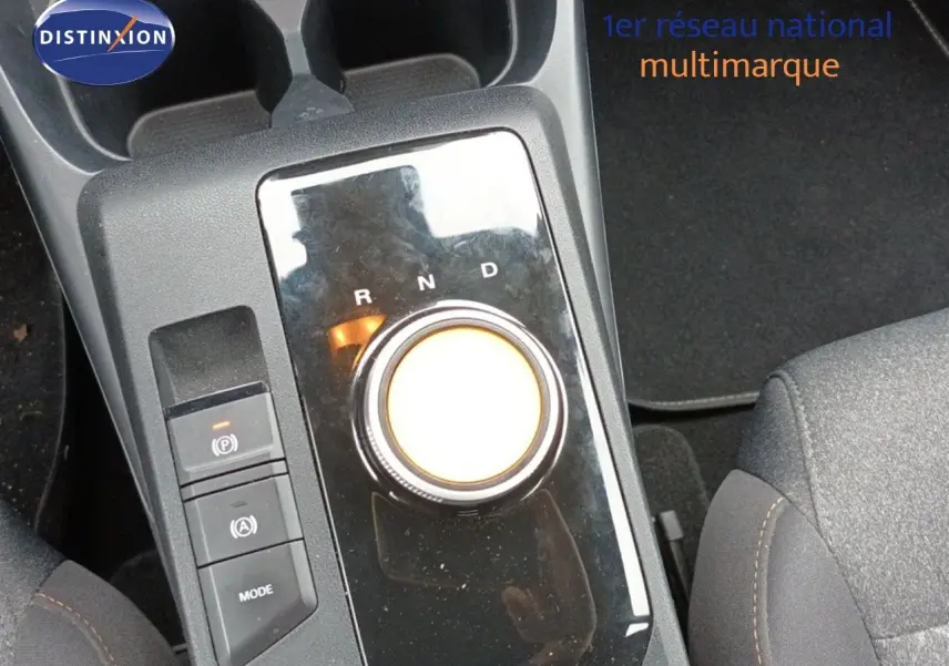 Gros plan sur la console centrale du MG3 Hybrid+ gris 2024 avec molette de boîte auto et boutons de contrôle.