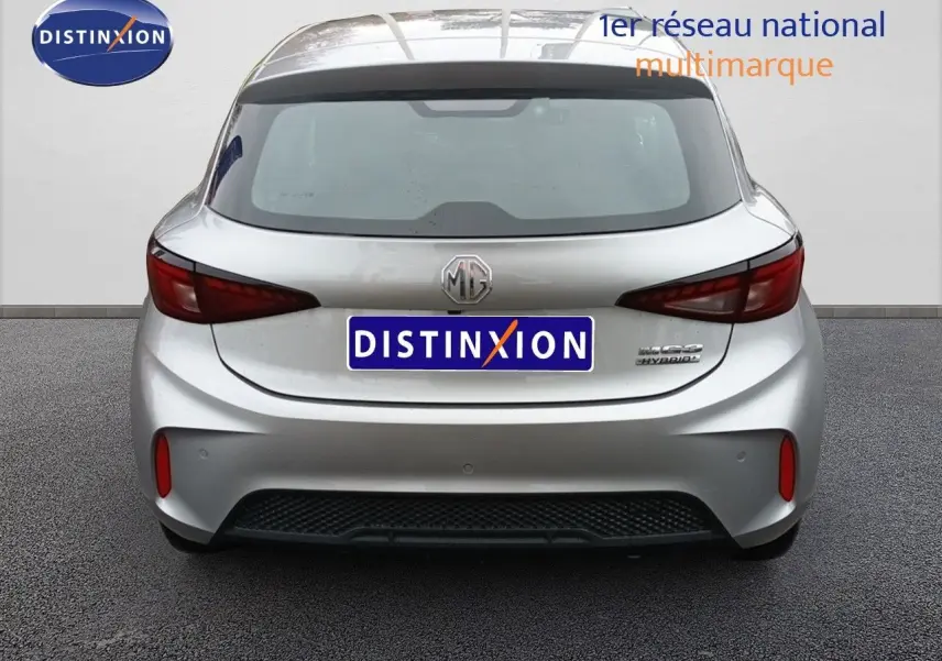 Vue arrière d'une MG3 Hybrid+ gris 2024 avec feux arrière étirés et logo MG centré sur le hayon.