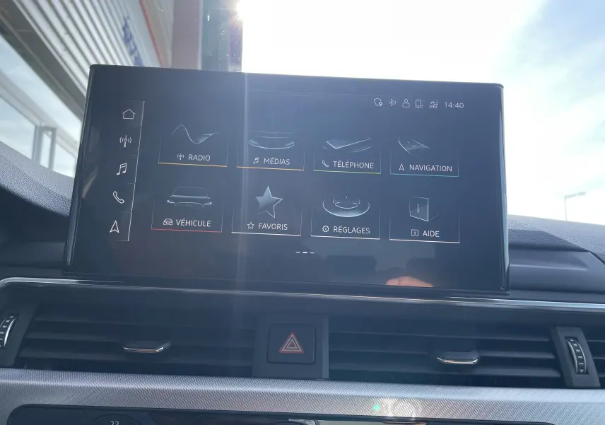 Écran tactile central de l'Audi A4 Avant 40 TDI 204 Quattro 2022 affichant les menus radio, médias, téléphone et navigation.