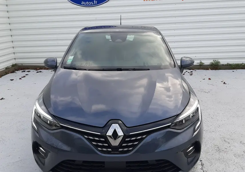 Renault Clio V TCE 90 Intens gris titanium vue de face, mettant en valeur sa calandre distinctive et ses phares LED.