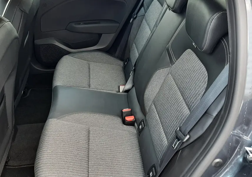 Vue côté droit de la banquette arrière bi-matière grise et cuir dans une Renault Clio V gris titanium 2021.