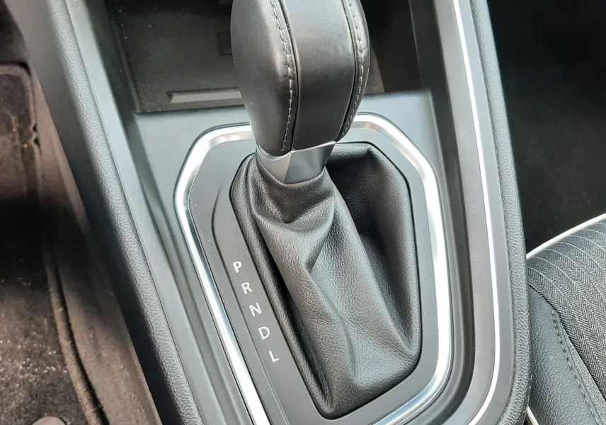 Le levier de vitesses automatique noir de la Renault Clio V TCE 90 Intens X-Tronic, vue rapprochée de la console centrale.