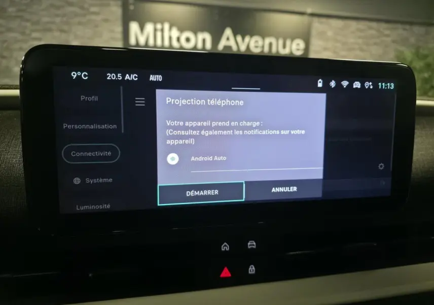 Écran tactile central du tableau de bord de la FIAT 600 rouge 2024 affichant la connexion Android Auto.
