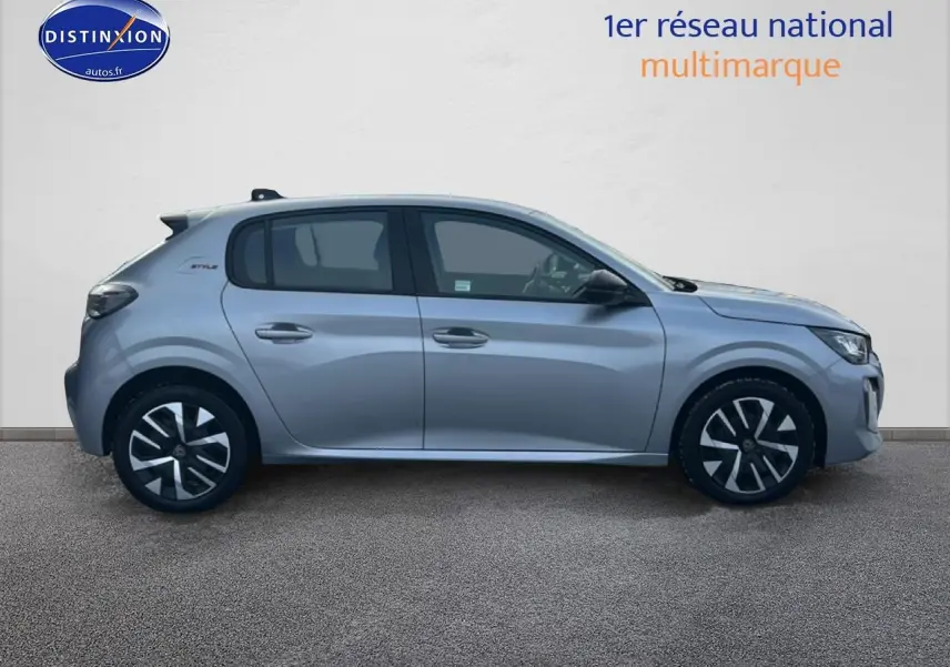 Profil côté gauche de la Peugeot 208 1.2 100 style gris artense avec jantes stylisées et vitres teintées.