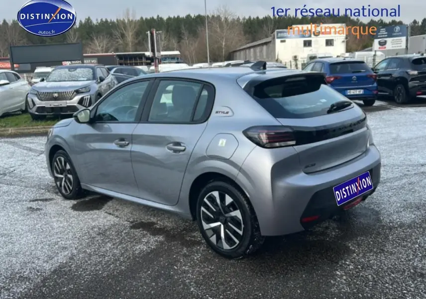 Vue 3/4 arrière droite d'une Peugeot 208 1.2 100 Style gris Artense avec jantes alliage et feux arrière LED.