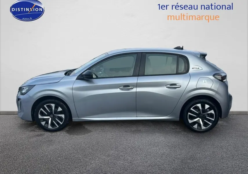 Profil côté gauche d'une Peugeot 208 1.2 100 Style gris Artense avec jantes noires et logo Style sur l'aile arrière.