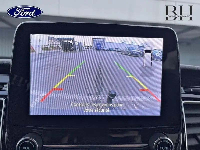 Vue de l'écran de caméra de recul du Ford Transit Custom bleu azur, montrant l'arrière avec lignes de guidage colorées.