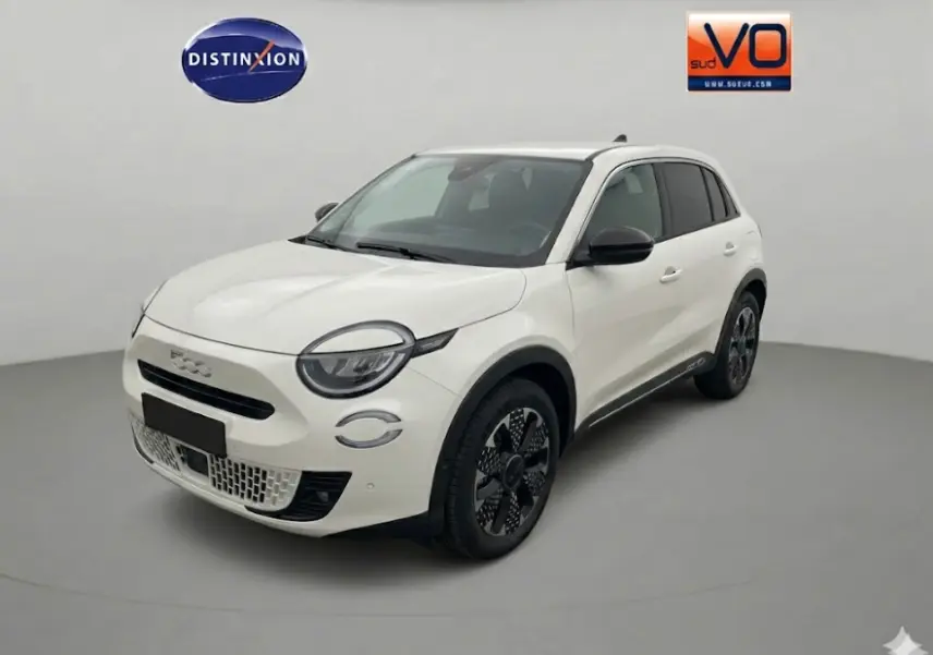Vue 3/4 avant droite d'une FIAT 600 T-Gen 3 blanche avec jantes noires et détails noirs contrastants.