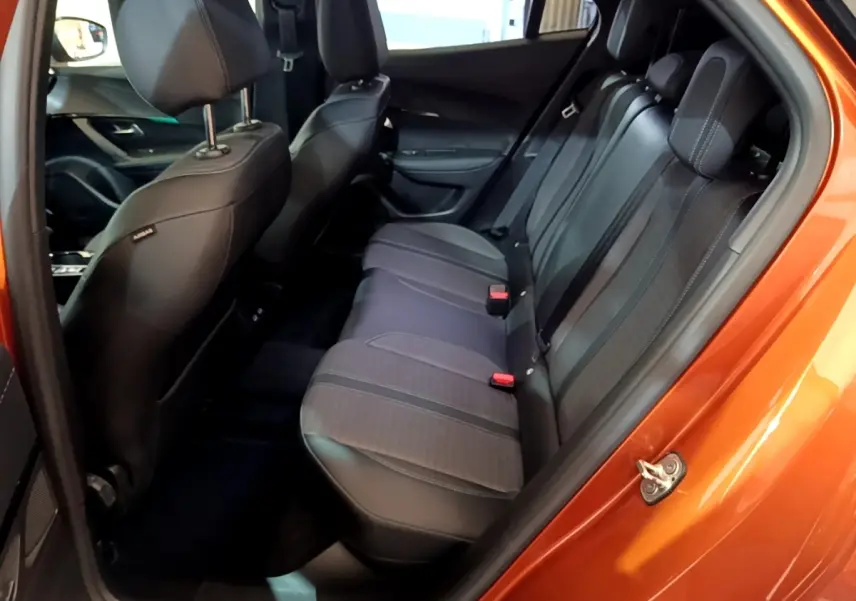 Vue intérieure côté arrière droit montrant la banquette noire et grise du Peugeot 2008 orange 2021.