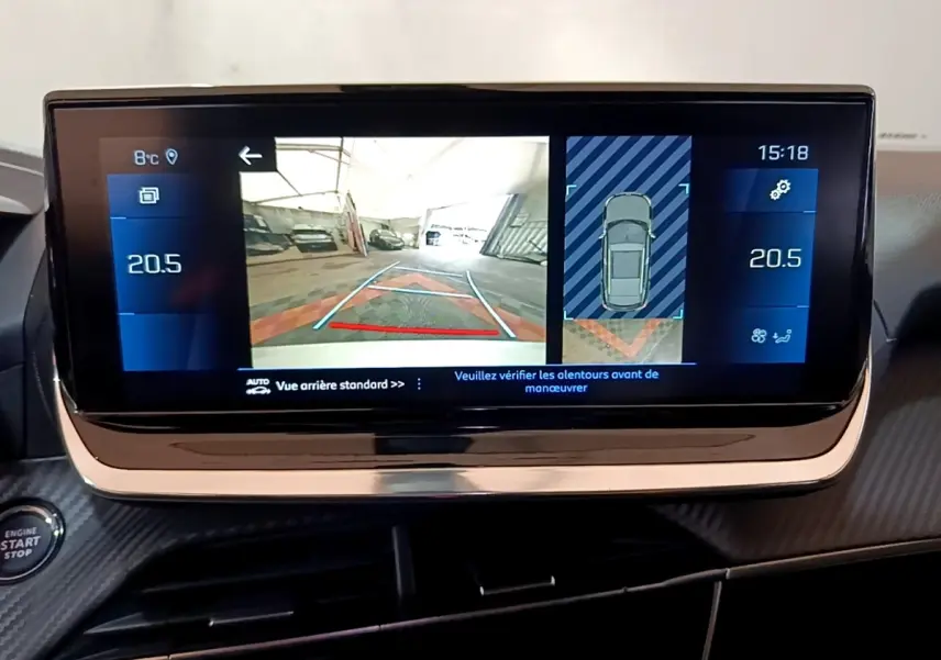 Écran tactile central du Peugeot 2008 affichant la caméra de recul et les réglages de température intérieure.