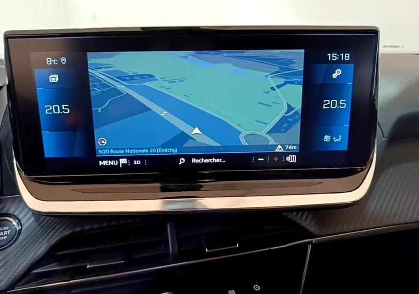 Écran tactile central du tableau de bord du Peugeot 2008 2021 affichant la navigation et la température intérieure.