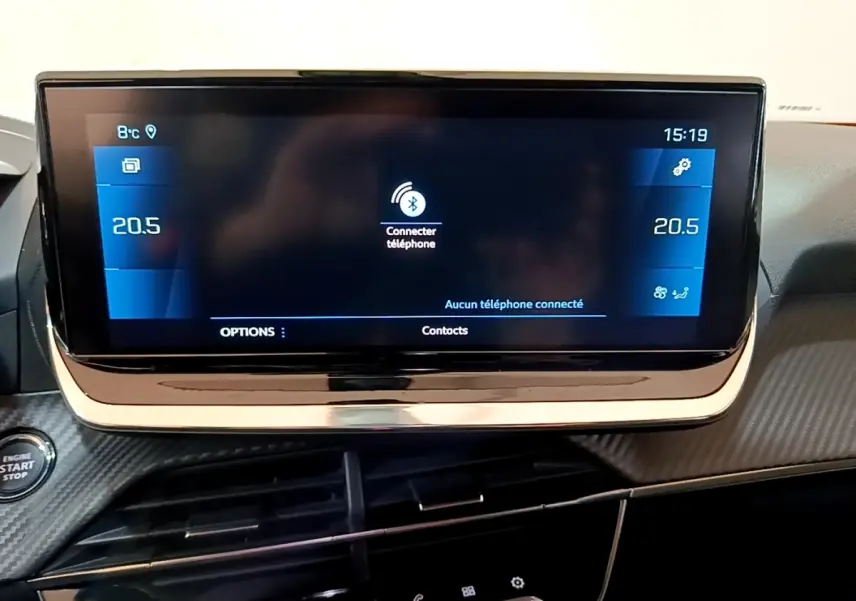 Écran tactile central du tableau de bord du Peugeot 2008 2021, avec affichage de la température et connexion Bluetooth.