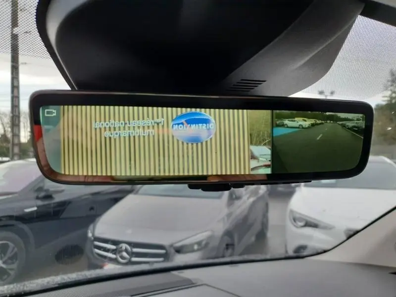 Vue intérieure du rétroviseur numérique du Citroën Jumpy gris titane, affichant la caméra de recul et la vue arrière du parking.