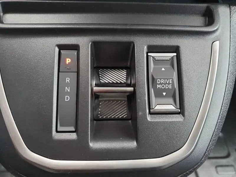 Gros plan sur la commande de boîte automatique et le bouton Drive Mode du Citroën Jumpy 2025, intérieur noir.