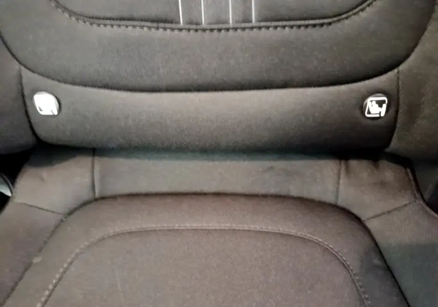 Gros plan sur l'assise arrière noire du Hyundai Tucson 2023, montrant les fixations Isofix intégrées.